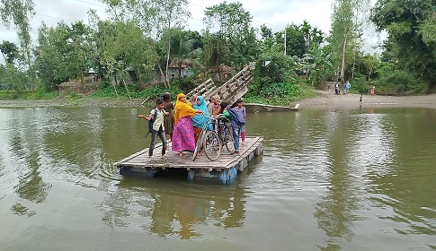 নির্মাণের ২ মাস পর ব্রীজ বিধবস্ত, চরম দুর্ভোগে শিক্ষার্থী ও এলাকাবাসী