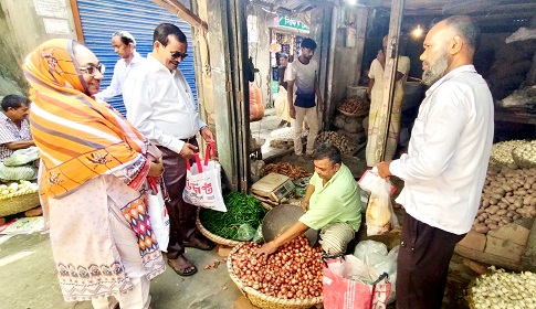 সপ্তাহের ব্যবধানে পেঁয়াজের দাম বেড়ে প্রায় দ্বিগুণ