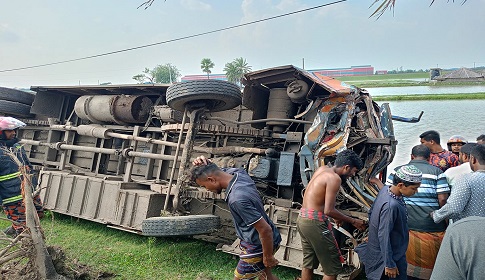 মোংলা-খুলনা মহাসড়কে বাস খাদে পড়ে দুই যাত্রী নিহত