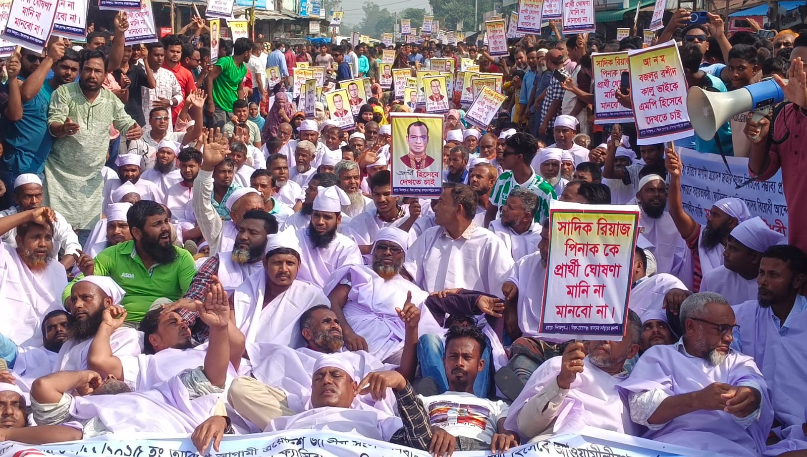 বিএনপির প্রার্থীতা পরিবর্তনের দাবিতে ফুঁসে উঠেছে দিনাজপুর 