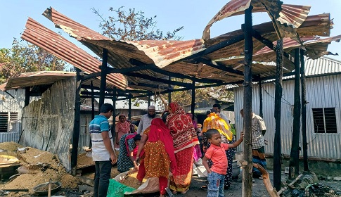 সালথায় অগ্নিকাণ্ডে বসতঘর পুড়ে কৃষকের ৬ লাখ টাকার ক্ষতি