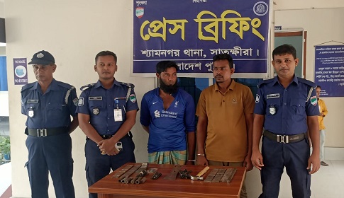 সুন্দরবনের ডাকাত সন্দেহে দুইজনকে আটক করে পুলিশে সোপর্দ