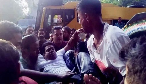 শাহবাগে শিক্ষকদের ছত্রভঙ্গ করে দিল পুলিশ, আহত অনেকে