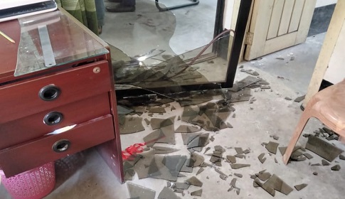 টাঙ্গাইলে নির্বাচন অফিসে হামলায় কর্মকর্তাসহ আহত ৩