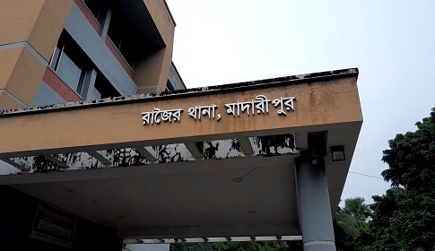 রাজৈরে হত্যার পর গৃহবধূর লাশ গাছের সাথে ঝুলিয়ে রাখার অভিযোগ