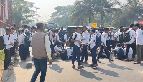 টুঙ্গিপাড়ায় অভিভাবক ও শিক্ষকের মধ্যে কথা কাটাকাটি, শিক্ষার্থীদের সড়ক অবরোধ 