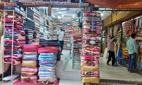 প্রকৃতিতে শীতের আগমনী বার্তা ঈশ্বরদীতে শুরু হয়েছে শীতবস্ত্র বিক্রি  