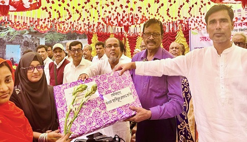 ঈশ্বরদীতে গোল্ডেন এ প্লাস পাওয়া শিক্ষার্থীকে ল্যাপটপ দিলেন বিএনপি নেতা হাবিব