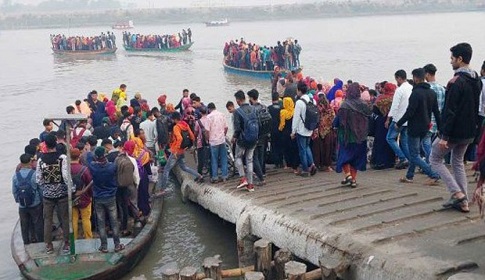 পানগুছি নদীতে জীবনের ঝঁকি নিয়ে খেয়া পারাপার, ১২ বছরে ৩০ যাত্রীর মৃত্যু