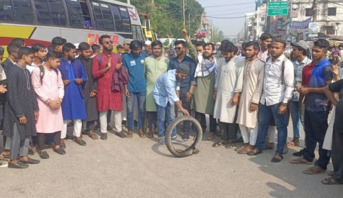 সাতক্ষীরার জুলাই স্মৃতিস্তম্ভে অগ্নিসংযোগের অভিযোগে জুলাইযোদ্ধাদের প্রতিবাদ সমাবেশ