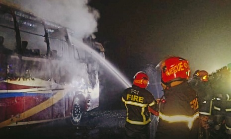 ঢাকা-টাঙ্গাইল মহাসড়কে বাসে আগুন