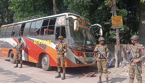 যশোরে পার্কিং করে রাখা বাসে আগুন, অল্পের জন্য রক্ষা পেল বস্তি