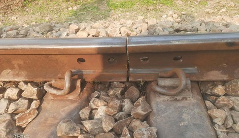 বগুড়ায় রেললাইনের ফিসপ্লেট খুলে নিয়ে গেলো দুর্বৃত্তরা, নিরাপত্তা জোরদার