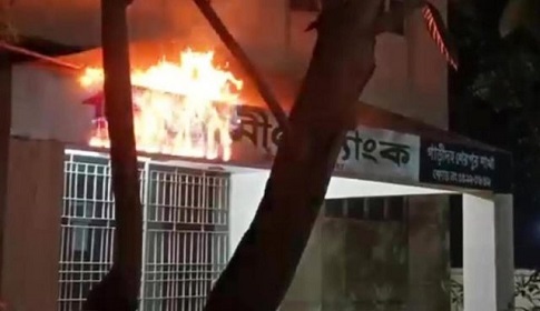 গ্রামীণ ব্যাংকের শেরপুর শাখায় আগুন দেওয়ার চেষ্টা