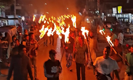 চাটমোহরে বিএনপি প্রার্থীর মনোনয়ন বাতিলের দাবিতে মশাল মিছিল