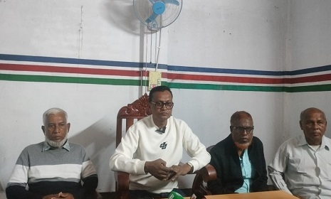 চাঁদাবাজির অভিযোগে যুবককে পিটিয়ে বিএনপি নেতার সংবাদ সম্মেলন 