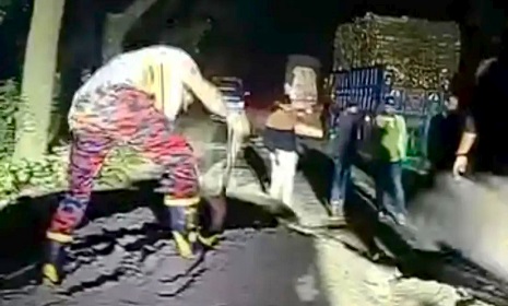 মাঝরাতে ঈশ্বরদী–কুষ্টিয়া মহাসড়কে বালু ফেলে প্রতিবন্ধকতা সৃষ্টি