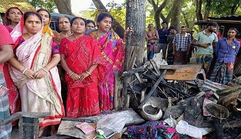 রাজৈরে তিনটি ব্যবসা প্রতিষ্ঠান আগুনে পুড়ে ছাই