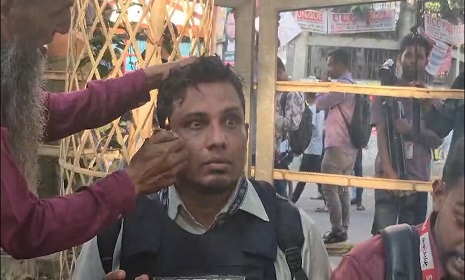 দায়িত্ব পালনকালে বৈশাখী টিভির সাংবাদিক তন্ময় উদ্দৌলা টিয়ারশেলে আহত 