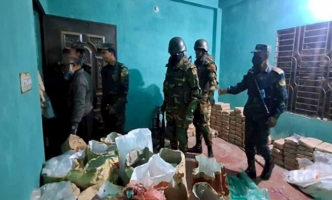 নড়াইলে সেনা–প্রশাসনের যৌথ অভিযানে আড়াই হাজার কেজি নিষিদ্ধ পলিথিন জব্দ