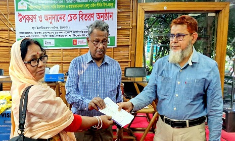 পরিবেশবান্ধব নিরাপদ সবজি উৎপাদনের লক্ষ্যে ঠাকুরগাঁওয়ে চেক ও কৃষি উপকরণ বিতরণ