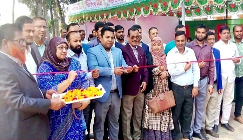 ঈশ্বরদীতে তারুণ্যের দিনব্যাপী পিঠা উৎসব