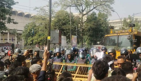 যমুনা অভিমুখী বিসিএস পরীক্ষার্থীদের আটকে দিলো পুলিশ