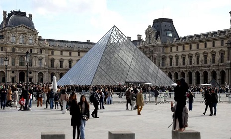 ল্যুভর মিউজিয়ামে প্রবেশ ফি বাড়ছে ৪৫ শতাংশ