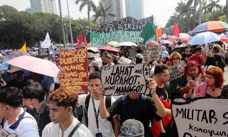 ফিলিপাইনে প্রেসিডেন্টের পদত্যাগ দাবিতে বিক্ষোভ