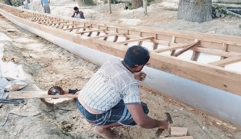 সোনাতলায় তৈরি হচ্ছে ৮২ হাত লম্বা বাইচের নৌকা