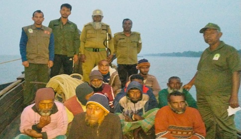 সুন্দরবনের শিকার নিষিদ্ধ খাল থেকে ৫টি নৌকাসহ ১০ জেলে আটক