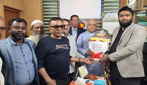 ধামরাইয়ে ইউএনও’র সাথে ঢাকা জেলা যুবদলের সভাপতি মুরাদের সৌজন্য সাক্ষাত