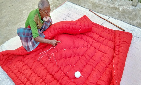 শীতের তীব্রতায় ব্যস্ততা বেড়েছে লেপ-তোশক কারিগরদের