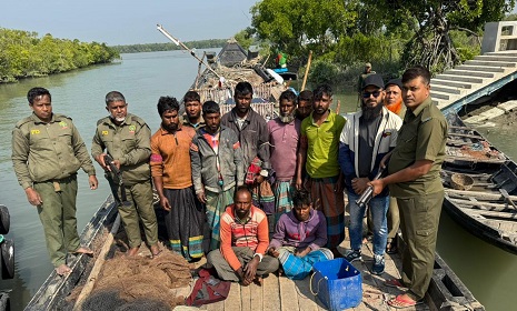 সুন্দরবন থেকে ট্রলারসহ ৭ জেলে আটক