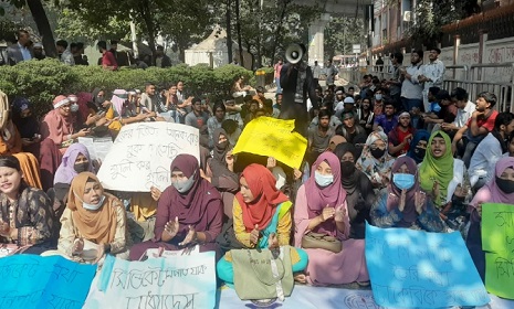২৪ ঘণ্টা ধরে শিক্ষা ভবন মোড়ে সাত কলেজের শিক্ষার্থীরা
