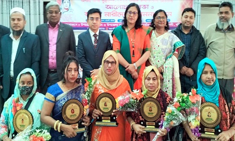 বরিশালের অদম্য নারীরা পেল সম্মাননা