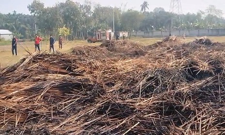 পাংশায় ব্যবসায়ীর পাটখড়ি পুড়িয়ে দেওয়ায় থানায় অভিযোগ  