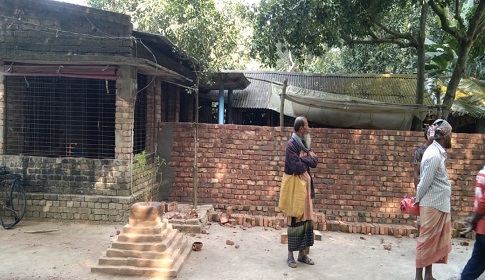 ইটের প্রাচীর দিয়ে সুনীল মণ্ডলের পরিবারকে অবরুদ্ধ করলেন সামাদ গাজী 