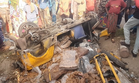 সাতক্ষীরায় যাত্রীবাহি বাস ইজিবাইকের উপর উল্টে নিহত ১, আহত ৭