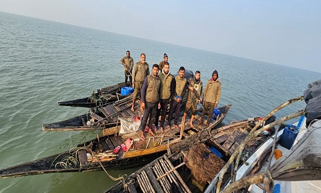সুন্দরবনের অভয়ারণ্য থেকে ৭টি নৌকাসহ আটক ৩