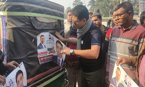 শ্যামনগরে আচরণবিধি মেনে নিজ হাতে ব্যানার সরালেন বিএনপি প্রার্থী 