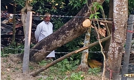 কালিগঞ্জে অবরুদ্ধ সুনীল মণ্ডলের পরিবারের পাশে দাঁড়ালেন অতিরিক্ত জেলা প্রশাসক 