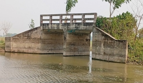 চরের মধ্যে দাঁড়িয়ে আছে প্রায় ২০ লাখ টাকার সেতু