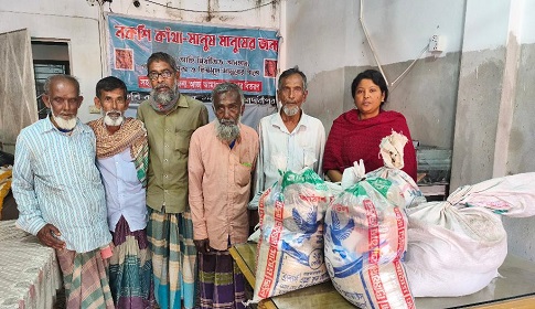 মাদারীপুরে পায়ে চালিত রিকসা চালকদের মধ্যে খাদ্য সামগ্রী বিতরণ
