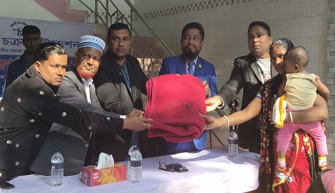 টুঙ্গিপাড়ায় শতাধিক দরিদ্র গ্রাহকের মাঝে কম্বল বিতরণ 