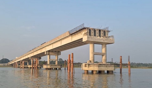 খুঁড়িয়ে খুঁড়িয়ে চলছে বারুইপাড়া সেতুর কাজ