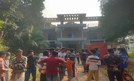 মুকসুদপুরে আ. লীগ নেতার বাড়িতে অগ্নিসংযোগের অভিযোগ  