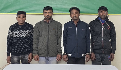 শ্যামনগরের ৪ চোরাকারবারী ও মানব পাচারকারীর সেনা ক্যাম্পে আত্মসমর্পণ