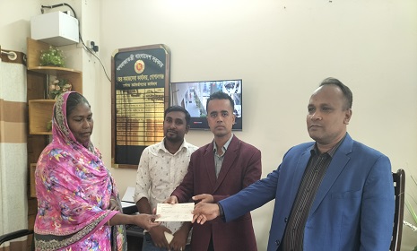 গোপালগঞ্জ পৌরসভায় ৩০ লাখ টাকার সুদ মুক্ত ক্ষুদ্র ঋণ বিতরণ