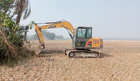 কোনোভাবেই থামানো যাচ্ছে না মাটিখেকোদের